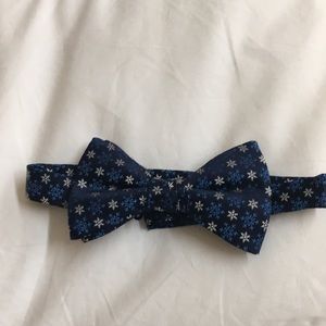 Holiday bow tie